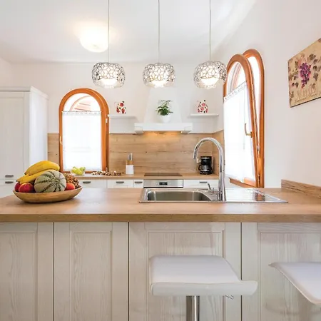 Feriehus Three-bedroom In Vabriga