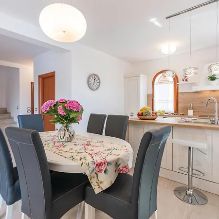 Three-bedroom In Vabriga Casa de Férias