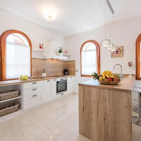 Three-bedroom In Vabriga *