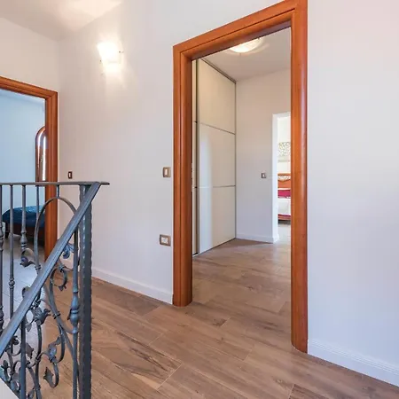 Three-bedroom In Vabriga *