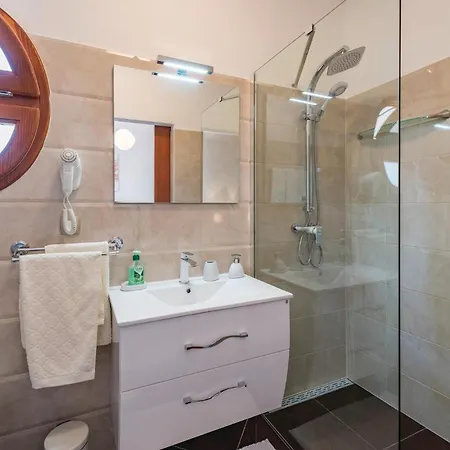 Three-bedroom In Vabriga Semesterbostad