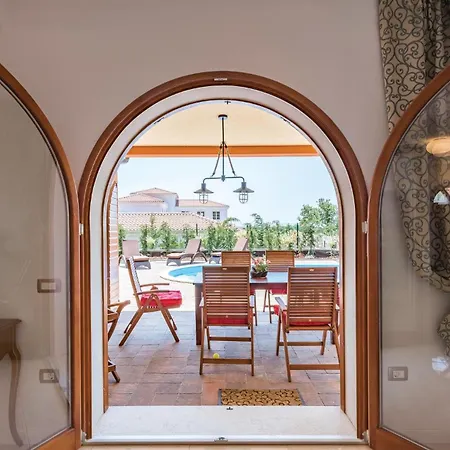 Vakantiehuis Three-bedroom In Vabriga