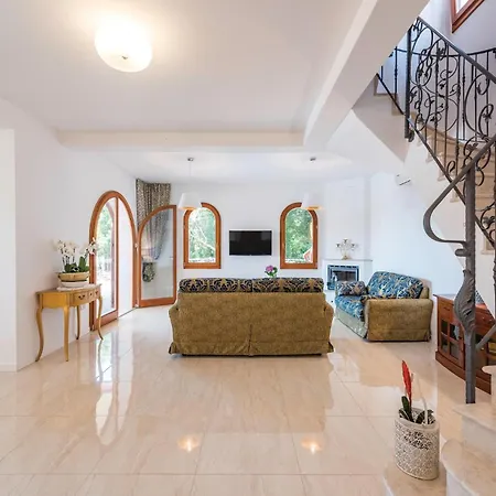 Three-bedroom In Vabriga *