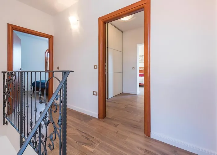 Three-bedroom In Vabriga *
