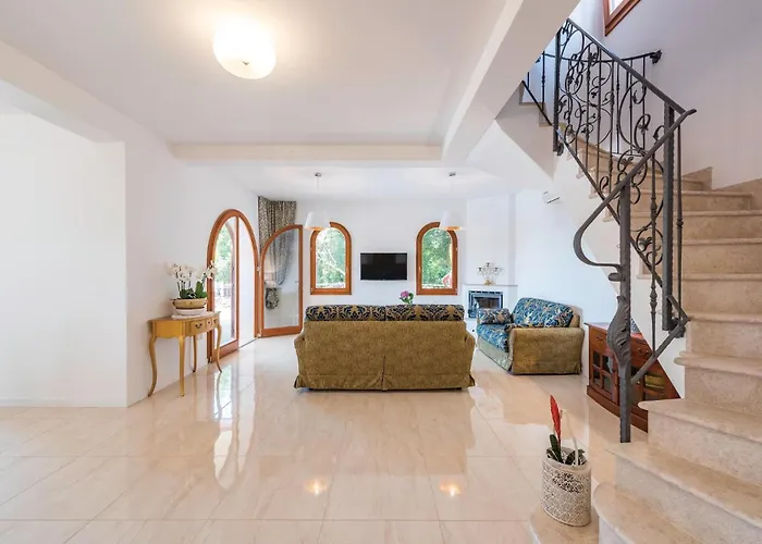 Three-bedroom In Vabriga *